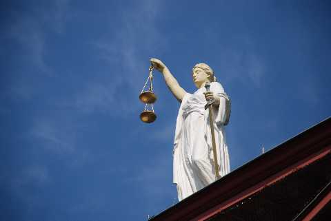 statue_avec_balance_justice_illustration_pretexte