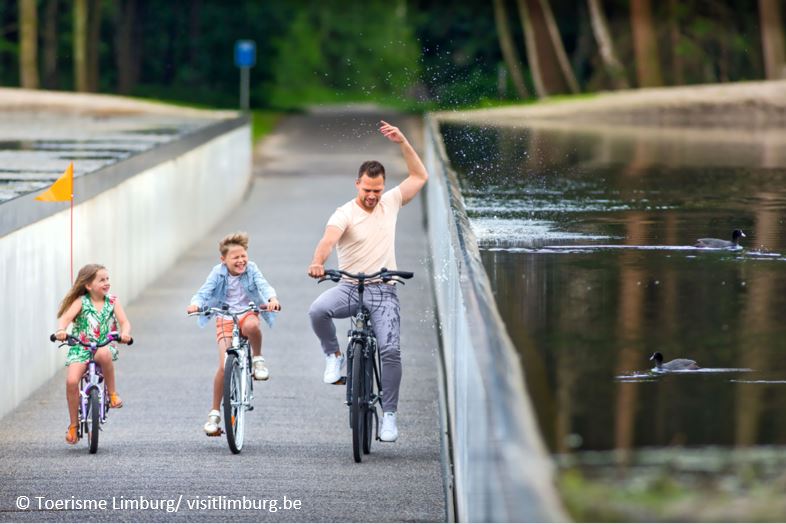 Toerisme-Limburg-traverser-l-eau-a-bokrijk-dans-la-passerelle-immergee-en-velo