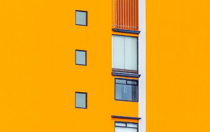 Buildwise-photo-facade-immeuble-peinte-orange-illustration-pretexte